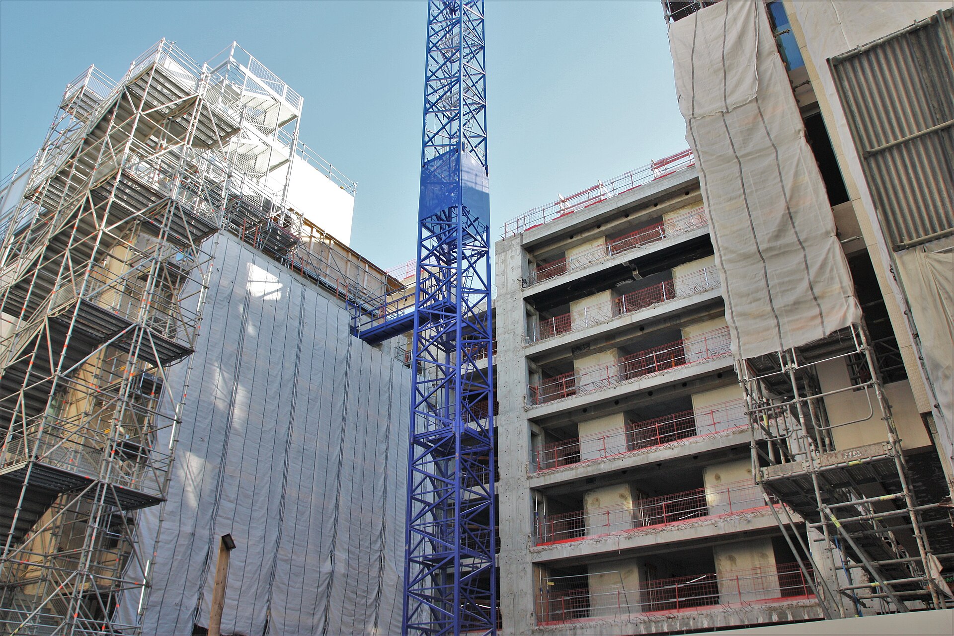 Chantier urbain, grue et structure béton en Île-de-France
