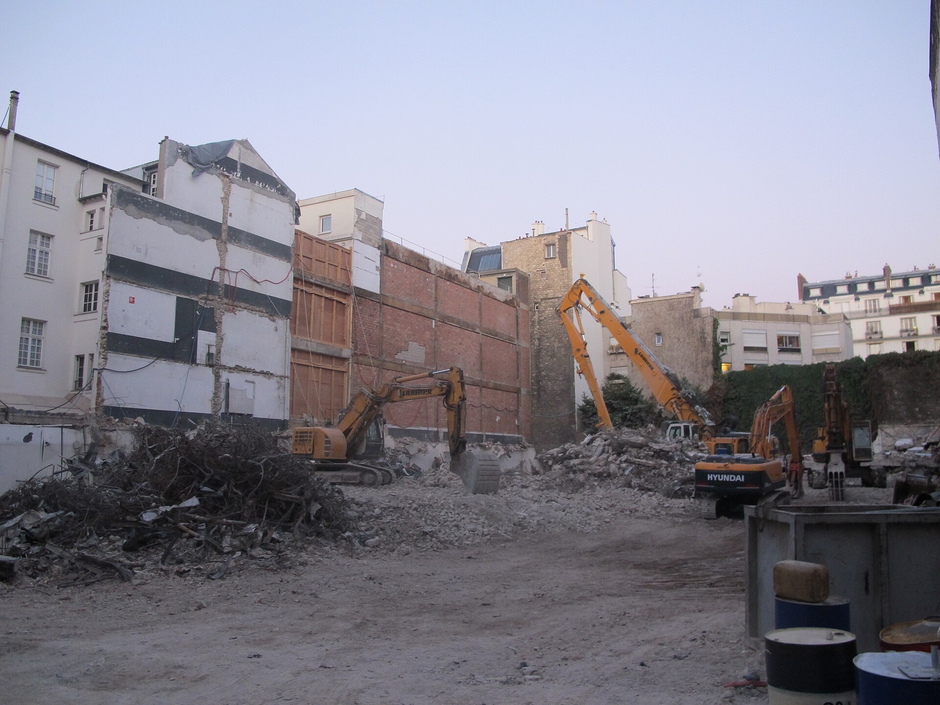 Rue parisienne, chantier de voirie et immeubles