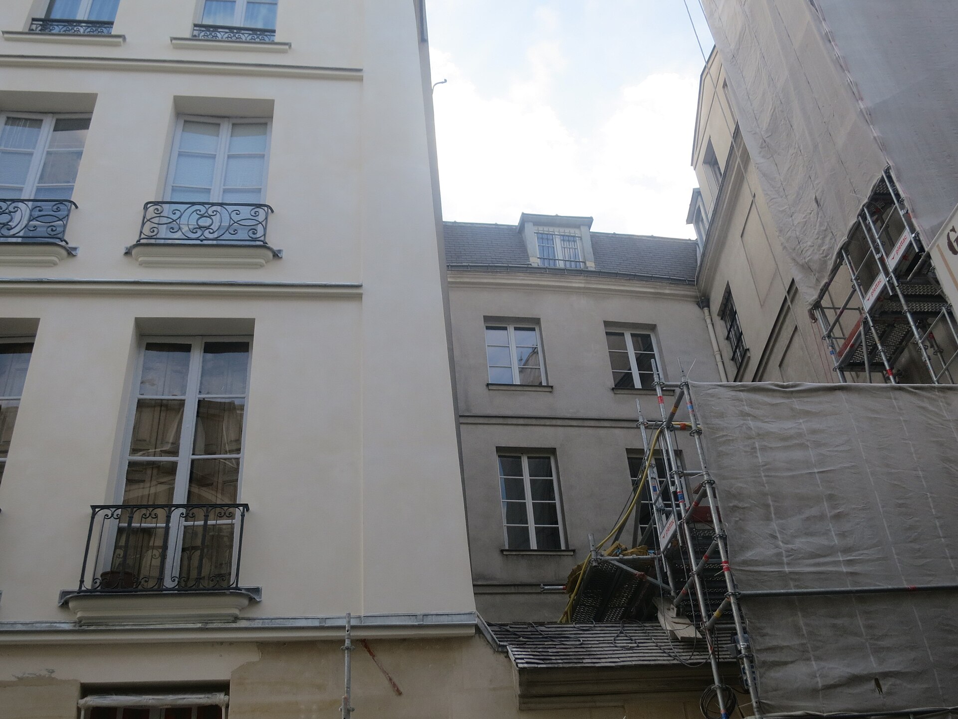 Façade d’immeuble parisien restaurée