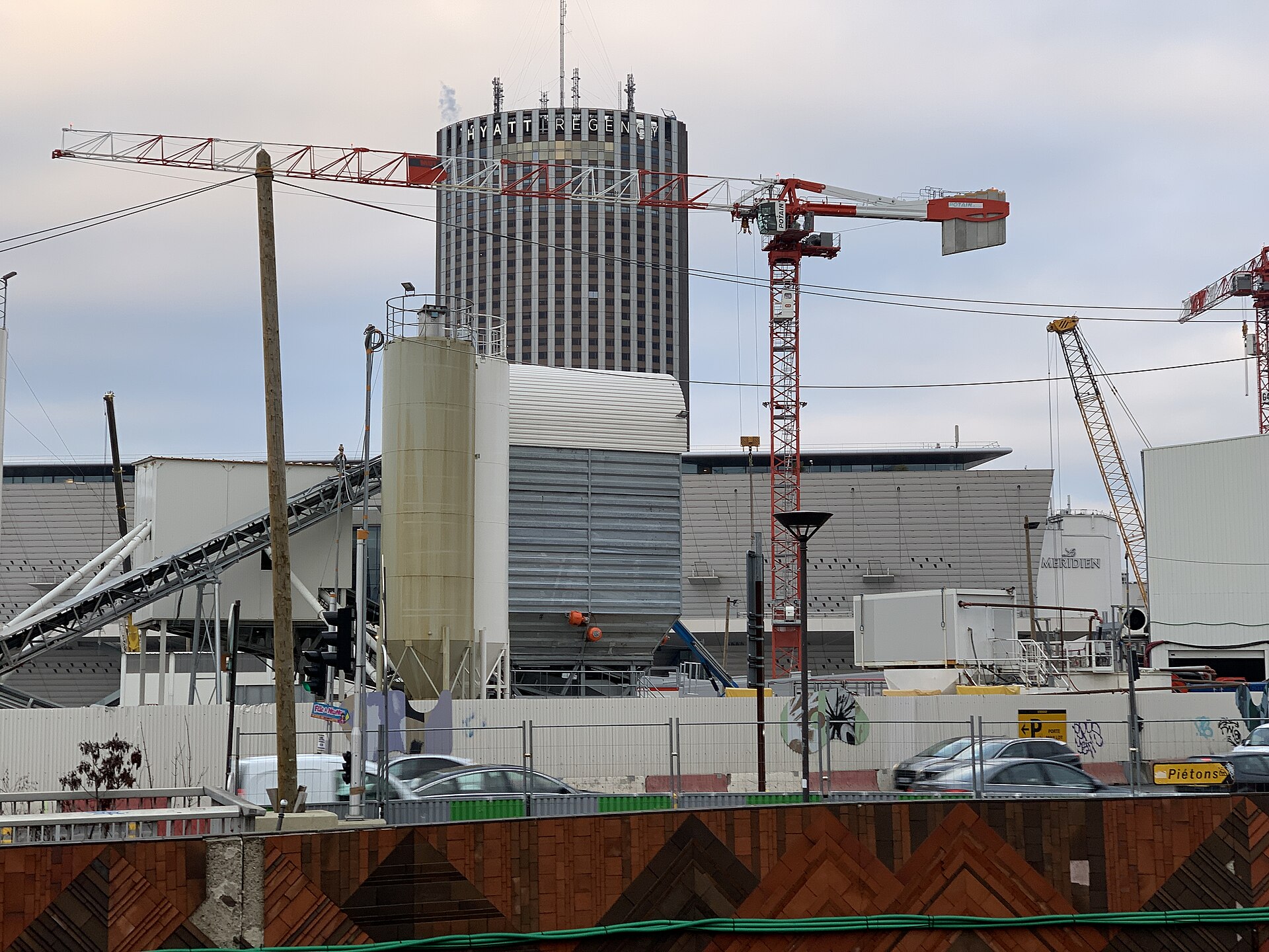 Chantier urbain en Île-de-France, grues et structure en élévation