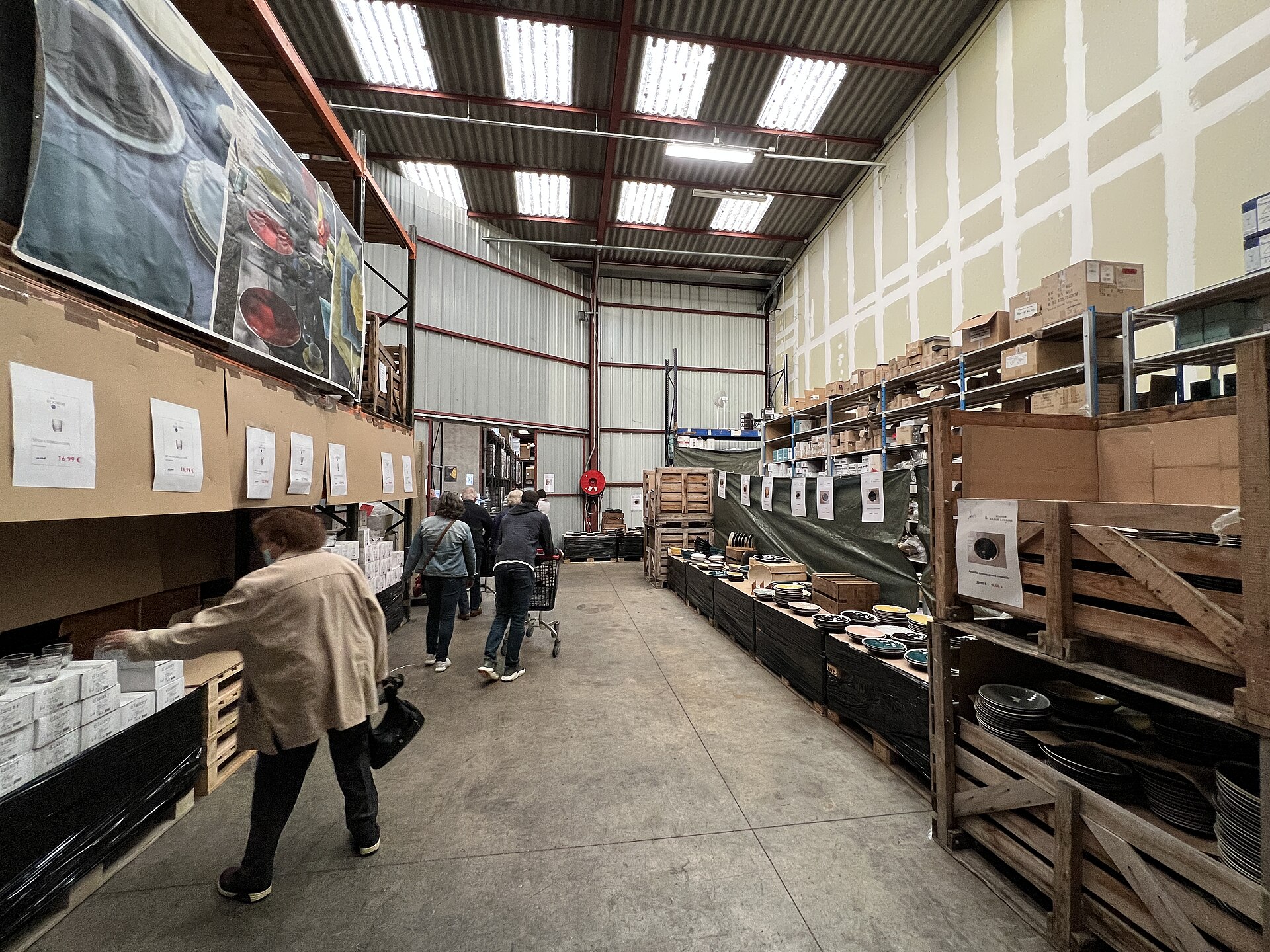 Plateforme logistique en béton et bardage