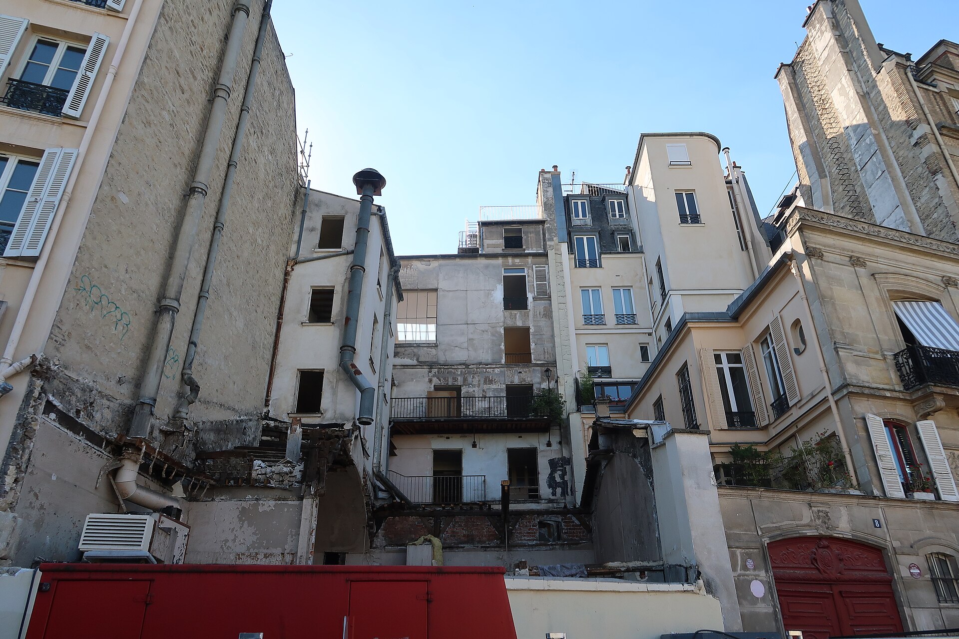 Immeuble en travaux en bord de Seine