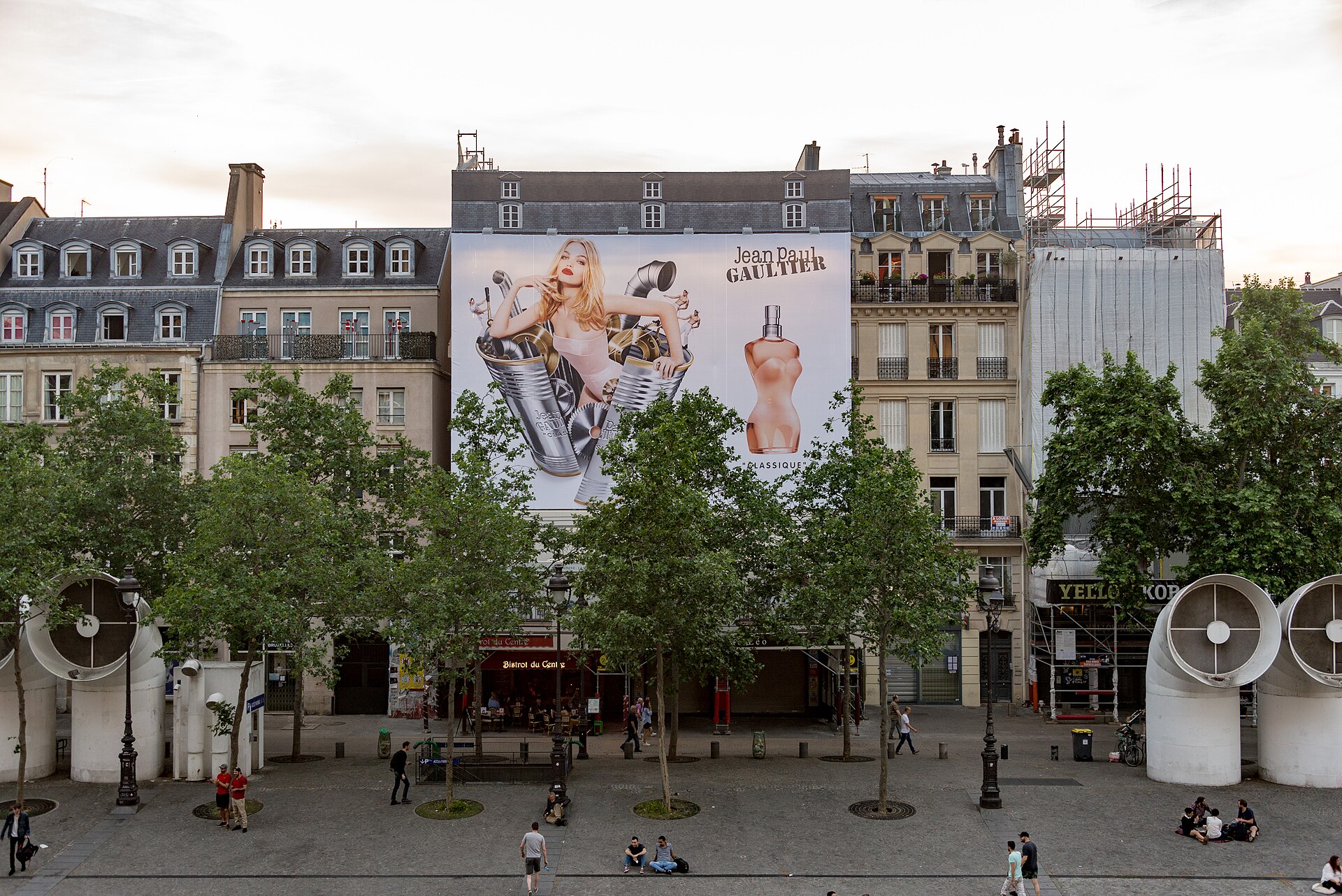 Immeuble parisien sous échafaudage, rénovation de façade